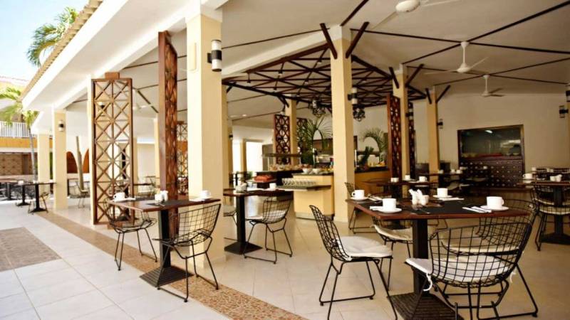 decouvrez-yunior-au-restaurant-las-palmas-a-varadero