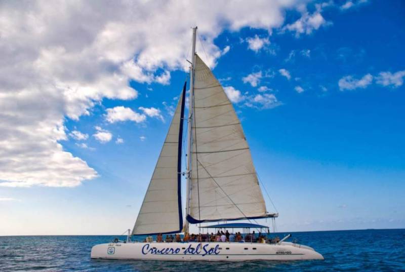 excursion-en-soiree-a-cayo-blanco-un-moment-inoubliable-scaled