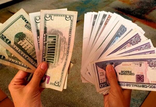 le-dollar-aux-portes-des-500-pesos-sur-le-marche-informel-cubain