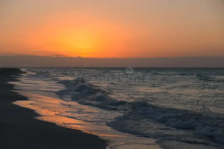 lever-de-soleil-coucher-du-à-la-plage-varadero-cuba-112330806