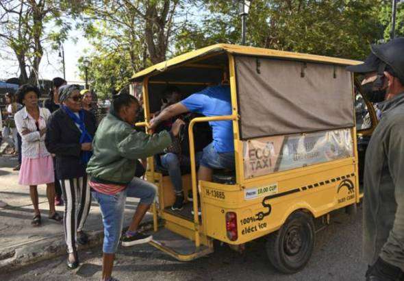 tricycles-electriques-a-la-havane-solution-a-la-crise-energetique